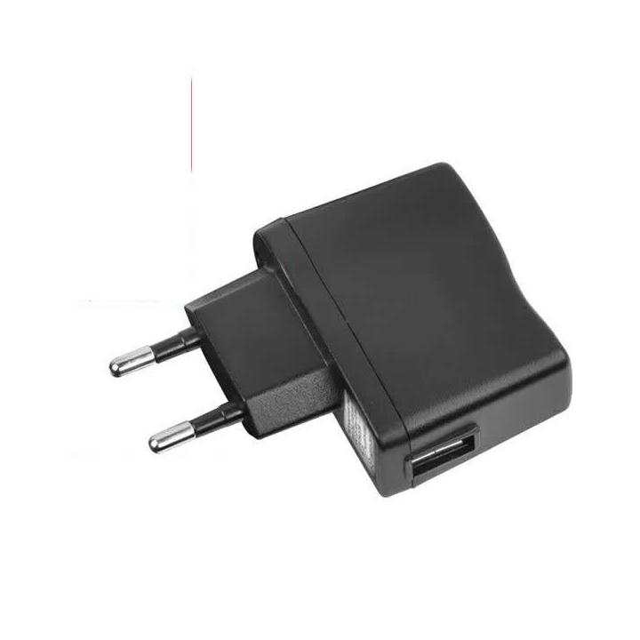 Cargador de 220V con salida USB para recarga de dispositivos de iluminación en taller